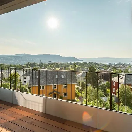 Luxury Fjord View Penthouse, Terrace And Comfort ! Free Private Parking Spot * 特隆赫姆